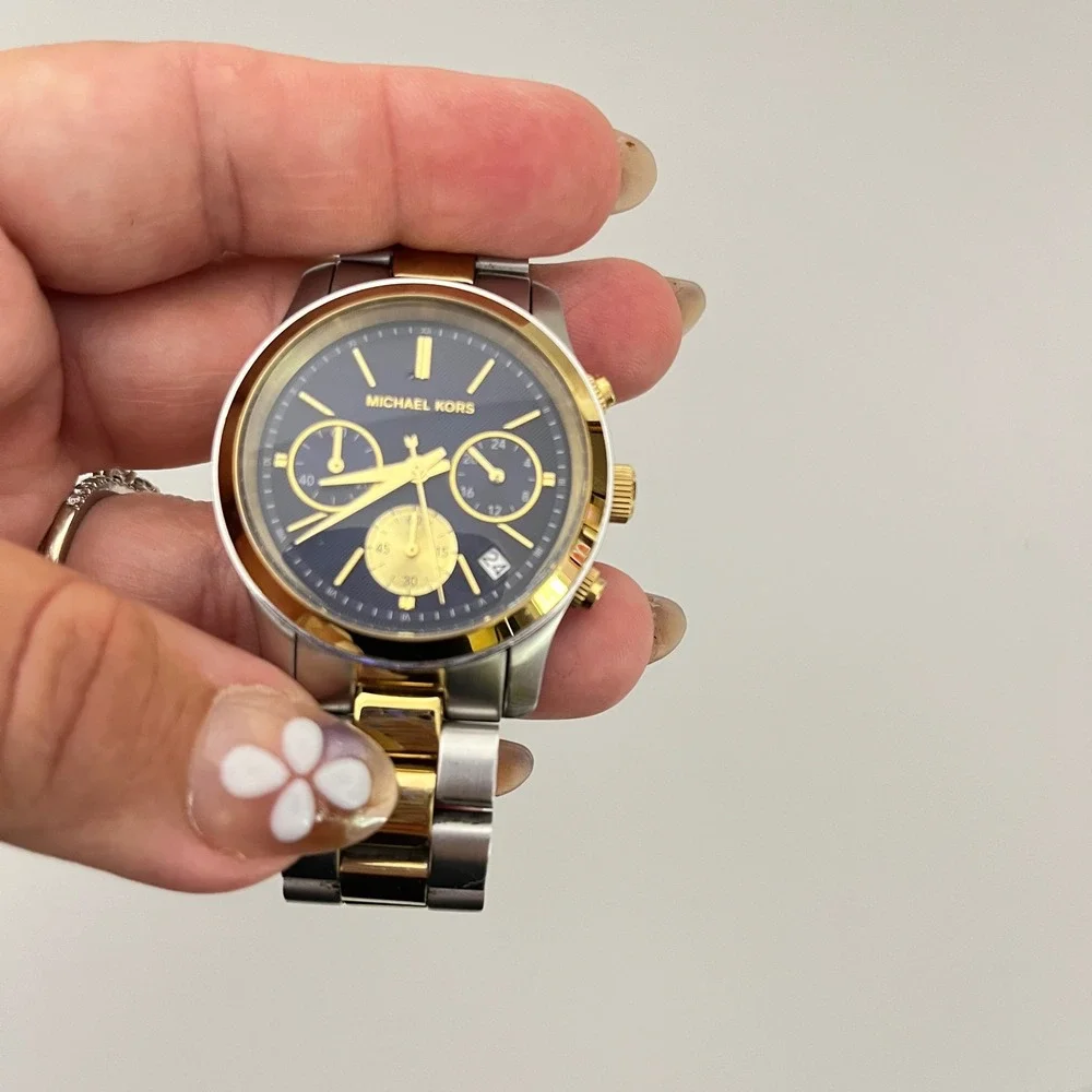 Michael Kors needs battery